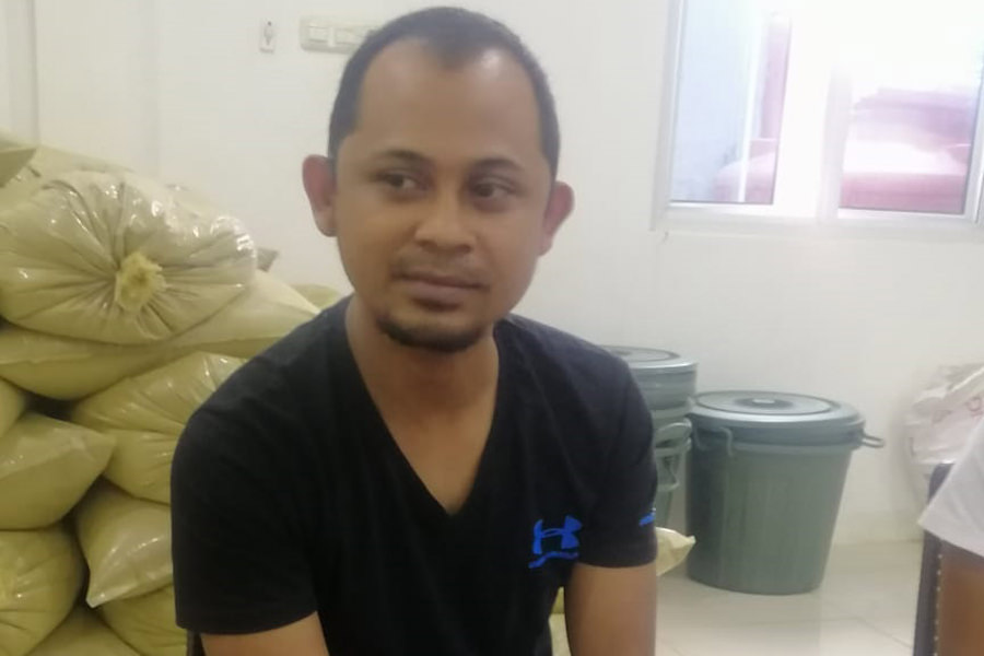 Teks Foto; Pengusaha Kratom, Muhammad Zakaria saat ditemui di pabrik pengolahan daun kratom miliknya.