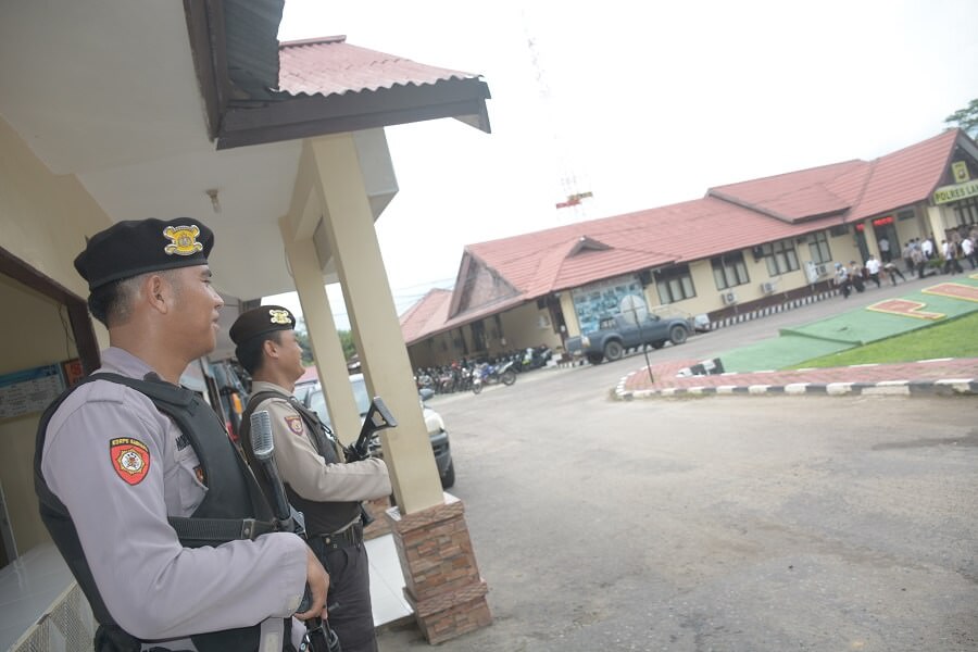 SIAGA: Pengamanan di wilayah Mapolres Landak diperketat, Rabu (13/11) siang. (MIFTAH/PONTIANAKPOST)