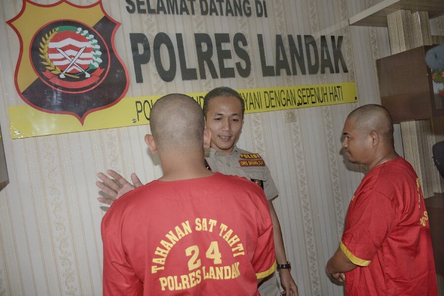 Dua dari 10 tersangka yang berhasil diamankan Polres Landak diperlihatkan kepada wartawan, Rabu (13/11). foto miftah
