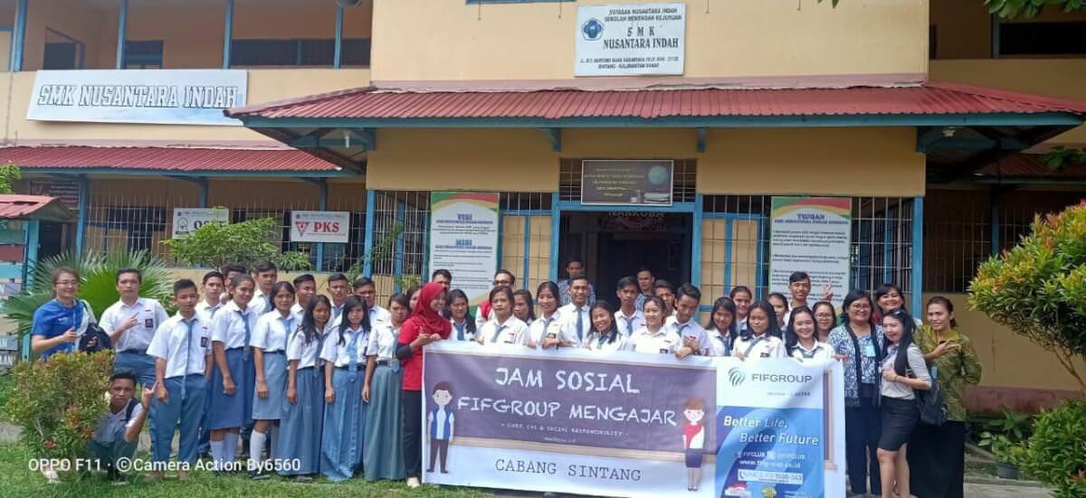 SWAFOTO: Siswa dan siswi dari SMK Nusantara Indah swafoto bersama FIF Group Cabang Sintang setelah usai menghelat kegiatan. (ISTIMEWA)