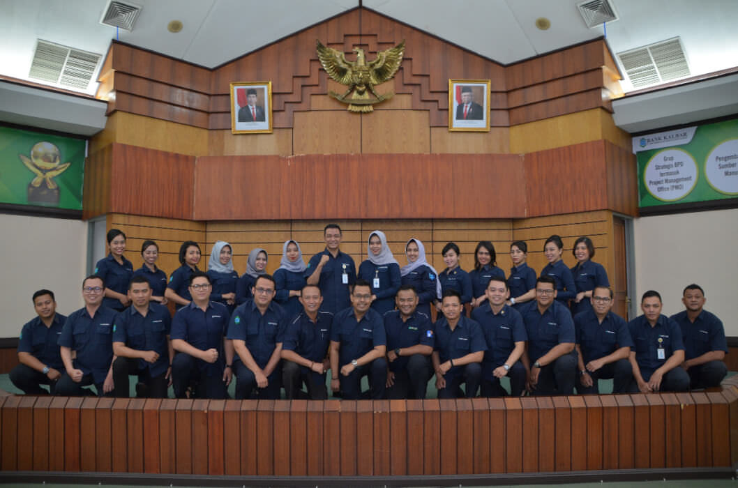 MOHON DUKUNGAN : Tim Paduan Suara Bank Kalbar berharap dukungan dari masyarakat Kalbar dalam Kompetisi Paduan Suara dalam rangka HUT ke-8 OJK.