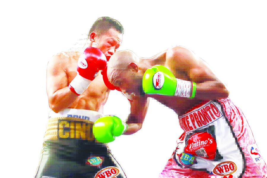 Daud Cino Jordan (kiri) menjadi juara dunia dengan mengalahkan lawannya petinju dari afrika dengan kemenangan TKO ronde 8 di kota batu kemarin.