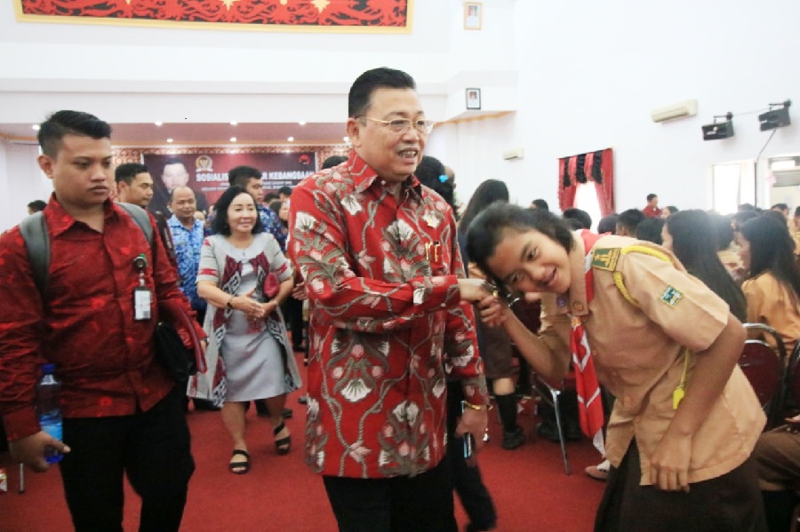 Anggota Komisi II DPR RI, Cornelis menyapa masyarakat saat sosialisasi empat pilar kebangsaan di aula bupati Landak, Jumat (29/11). foto MIFTAHUL