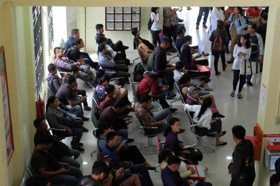 PENUH: Kursi tunggu di ruang pelayanan Disdukcapil Landak terlihat dipenuhi pemohon, Kamis (21/11). MIFTAH/PONTIANAKPOST