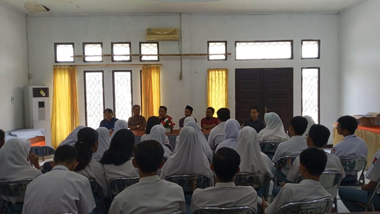 SOSIALISASI: Komisi Pemilihan Umum (KPU) Kota Singkawang menyasar siswa Sekolah Menengah Atas (SMA) dan sederajat dalam melakukan sosialisasi. Upaya meningkatkan pemahaman tersebut, dilakukan oleh KPU Kota Singkawang melalui program audiensi Rumah Pintar