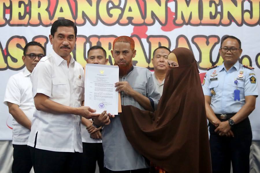 Jadi WNI :  Kepala  Badan Nasional Penanggulangan Teroris ( BNPT )  Komjen Suhardi Alius (kiri ) menyerahkan dokumen dari Departemen KUMHAM RI tentang Kewarganegaraan Republik Indonesia kepada Napiter Umar Patek di Lapas Porong Sidoarjo 20/11/2019. Dokume