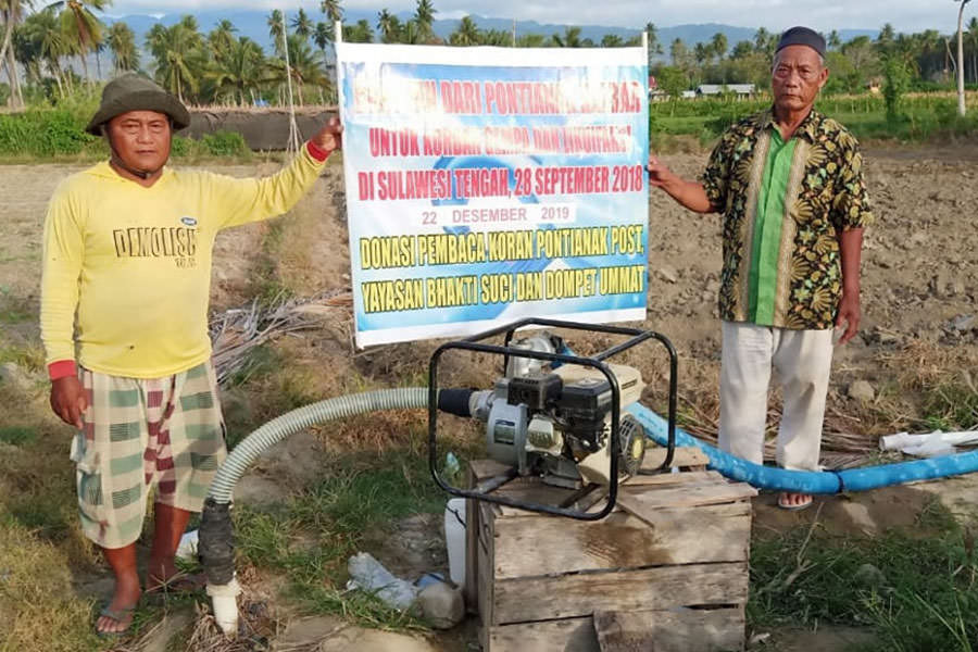 TERIMA BANTUAN:  Petani di Desa Lolu dan Desa Langaleso, Kecamatan Dolo, Kabupaten Sigi, Sulawesi Tengah menerima mesin alkon (pompa air) dari pembaca Pontianak Post, Dompet Ummat dan Yayasan Bhakti Suci, Sabtu dan Minggu (21-22/12) .  ISTIMEWA