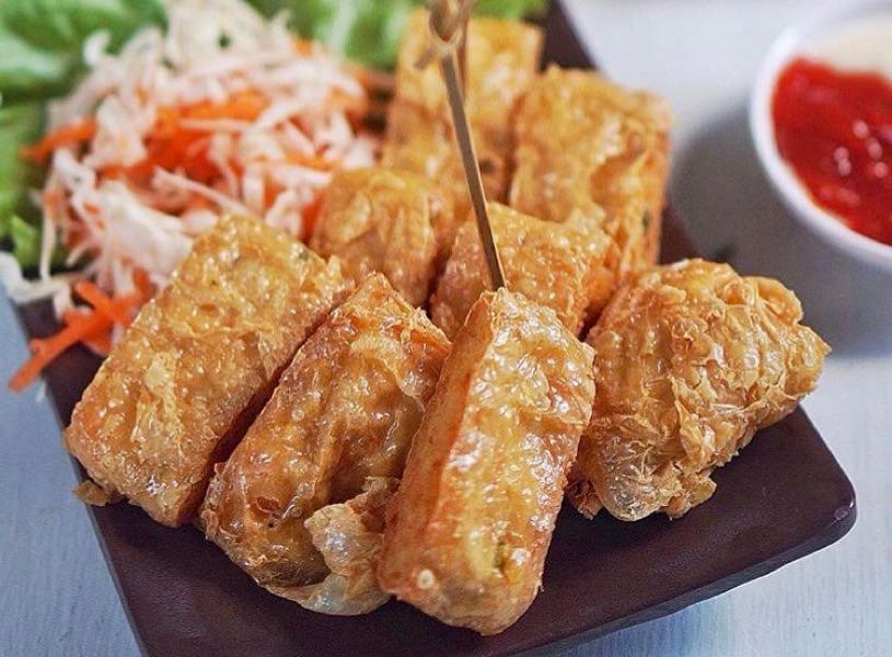 Hekeng unik isi telur asin yang juga halal buatan Ditya.