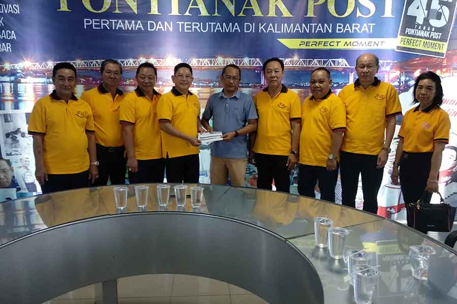 BERKUNJUNG: Komunitas Xing Fu berkunjung ke Pontianak Post, Sabtu (7/12), dalam rangka menyalurkan bantuan kepada Gunawan melalui program Dompet Simpatik. SITI/PONTIANAK POST