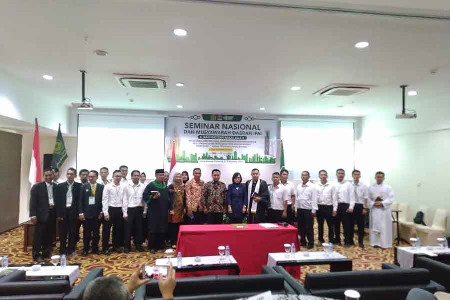 FOTO BERSAMA: Para peserta Seminar Nasional dan Musyawarah II IPAI Kalimantan Barat diabadikan bersama usai pembukaan kegiatan di Hotel Mercure Pontianak,  Sabtu (7/12). SITI/PONTIANAK POST