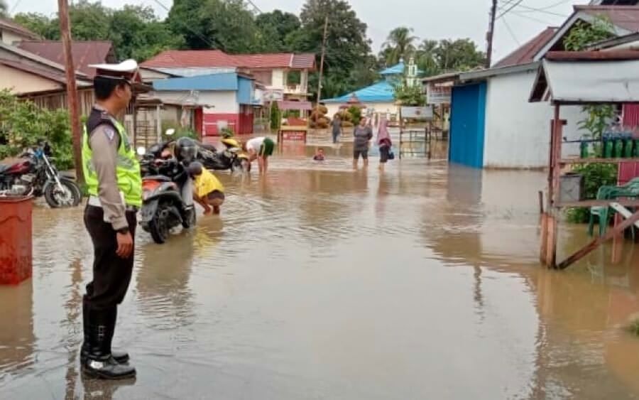 Banjir tinggi melanda Kampung Raja Ngabang, warga khawatir akan semakin tinggi saat malam.