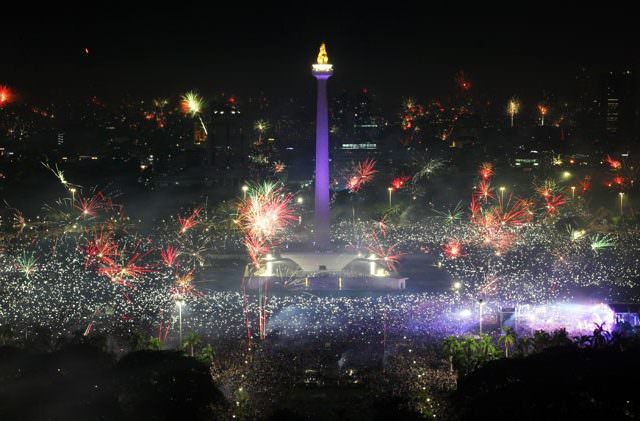 Ilustrasi: pesta kembang api menyambut tahun baru. (Dery Ridwansah/JawaPos.com)