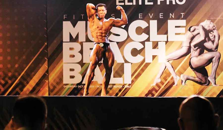 KONTES : Derrick Connery saat tampil di Muscle Beach GrandPrix di bawah Federasi Binaraga Internasional bersama peserta lainnya.
