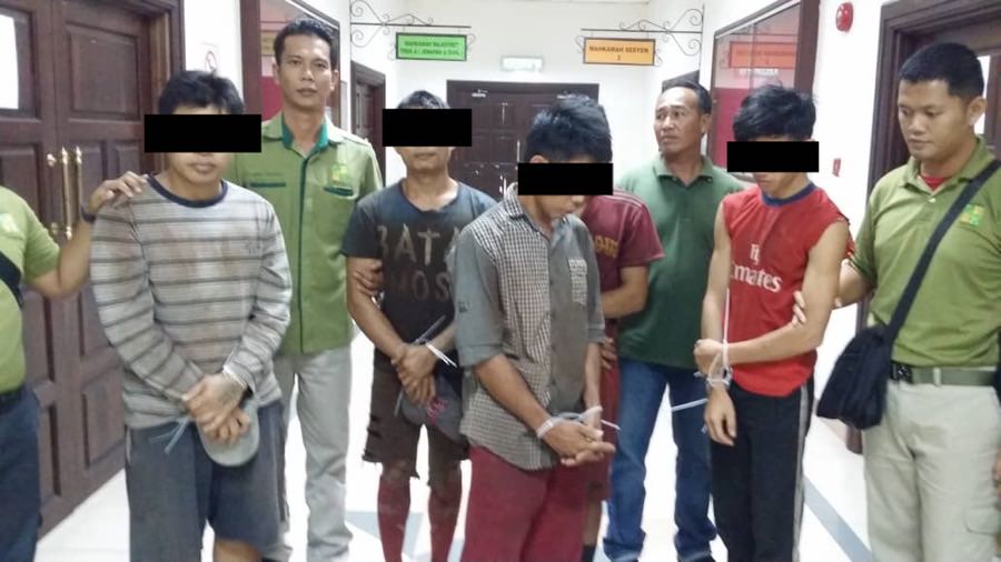 Kelima terdakwa dijatuhi vonis hukuman tiga bulan penjara dan denda 150 juta rupiah. foto Sarawak Voice for Pontianak Post