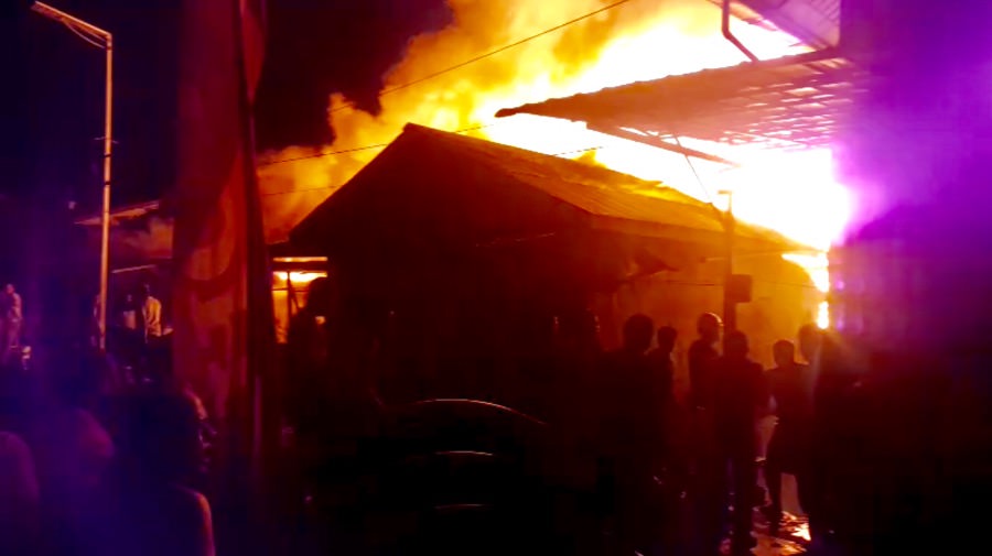 Si jago merah melahap rumah warga di Kampung Beting, Kamis (19/12) malam. foto Istimewa