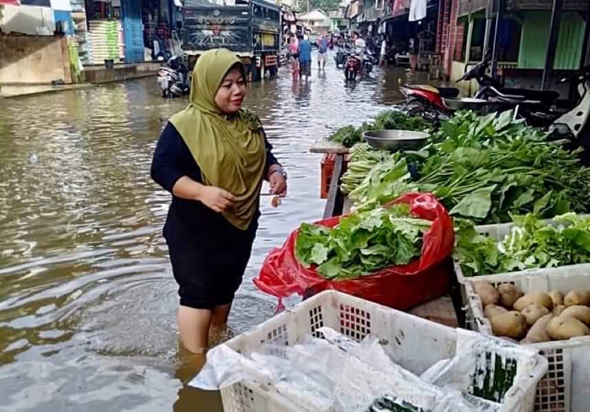 Pasar Darit terendam hingga sebetis orang dewasa.