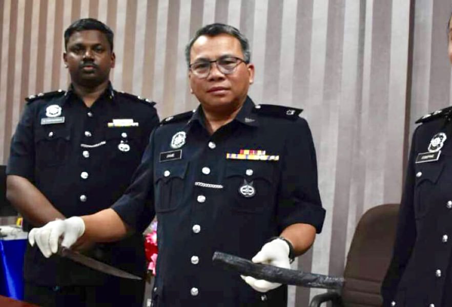 Wakil kepala polisi Bintulu DSP Jame Rais menunjukkan barang bukti sebilah pisau berukuran 37 centimeter. foto Suara Sarawak