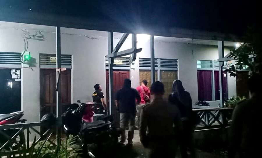 Satpol PP saat melakukan penggerebekan. foto Istimewa