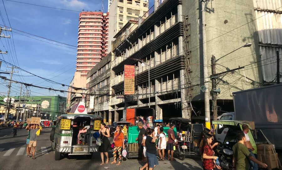 Kehidupan Manila, mirip seperti kehidupan di Jakarta. foto Shando Safela
