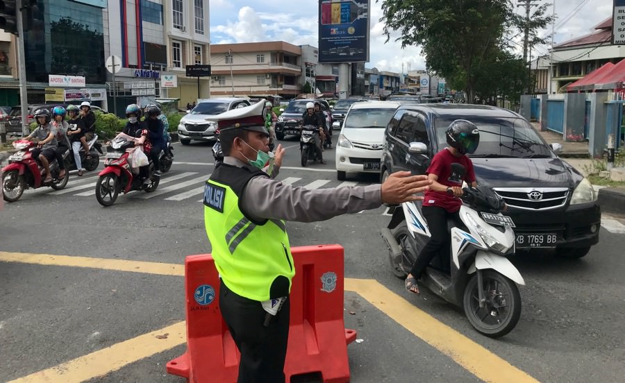 Polisi mengatur kendaraan agar lancar di Jembatan Kapuas. foto Shando Safela