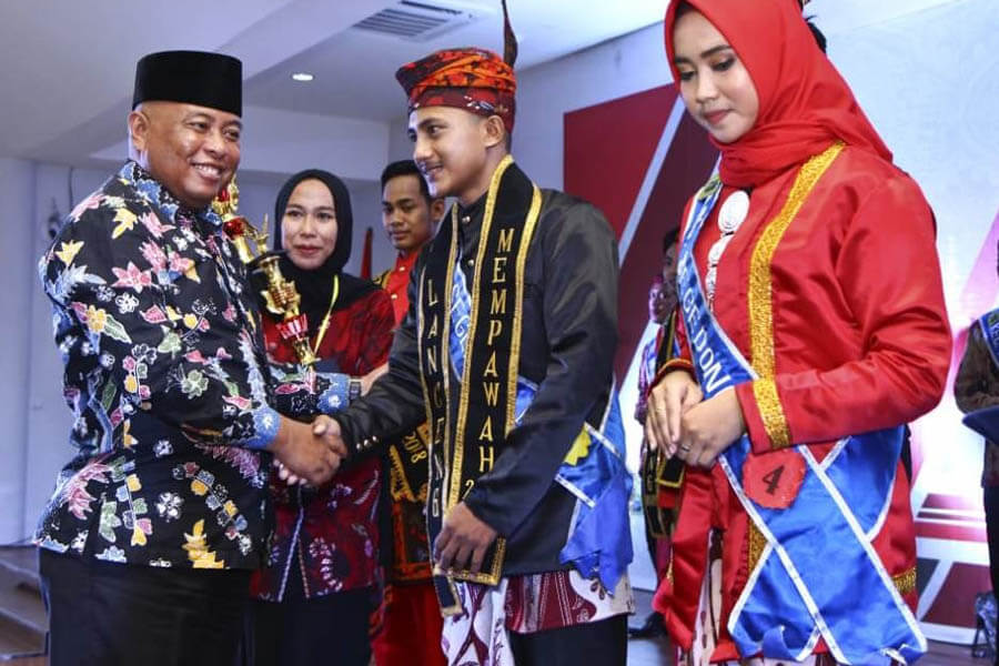 PROMOSI PARIWISATA: Wabup menyerahkan hadiah dan piala kepada duta Lanceng Praben 2019.  ISTIMEWA