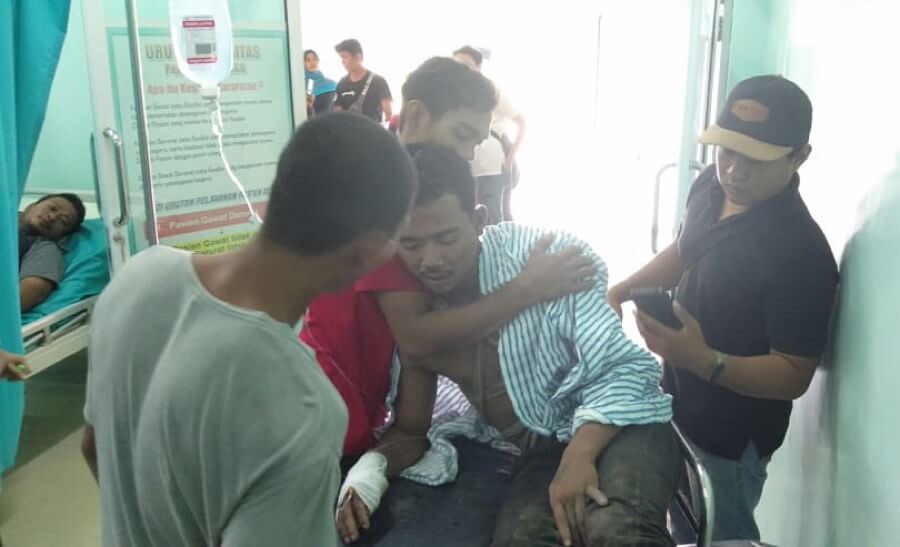 Korban sengatan listrik dilarikan warga untuk mendapat pertolongan. foto Istimewa