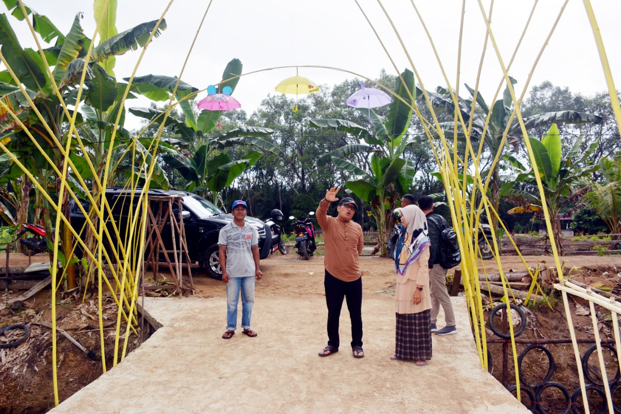 EQUATOR PARK: Wakil Bupati Kubu Raya, Sujiwo saat meninjau Kawasan Equatir Park.