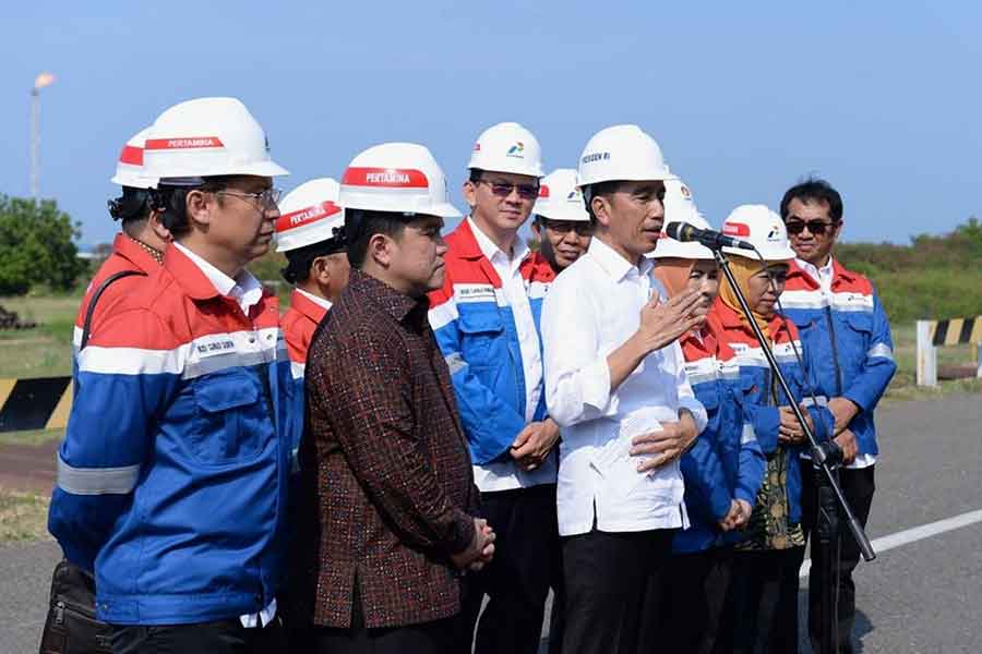 KUNJUNGAN KERJA: Presiden Joko Widodo bersama Menteri BUMN Erick Thohir, Komisaris Utama Pertamina Basuki Tjahaja Purnama, Direktur Utama Pertamina Nicke Widyawati, dan Gubernur Jatim Khofifah Indar Parawansa di TPPI Tuban kemarin (21/12).  SETPRES