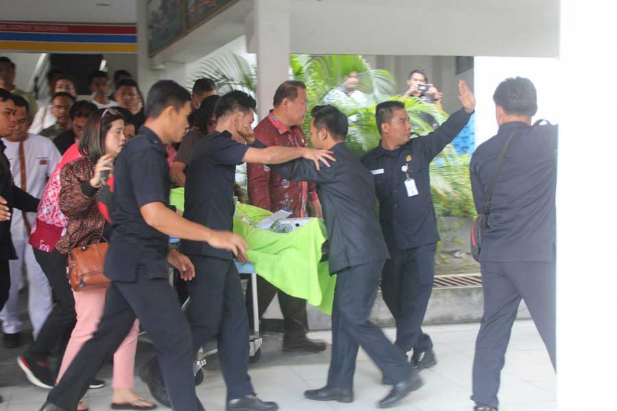 DIEVAKUASI: Anggota DPR RI Adian Napitupulu saat dievakuasi ke RSUD dr Doris Sylvanus Palangka Raya, Kalteng, Kamis (19/12). EMANUEL LIU/KALTENG POS