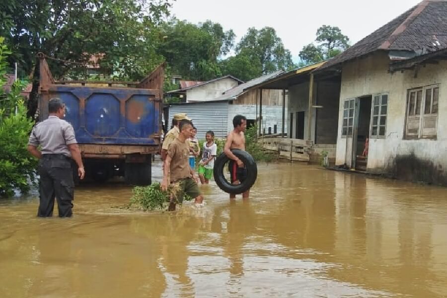 Banjir merendam rumah warga Desa Sekendal, Kecamatan Air Besar Kabupaten Landak, Senin (9/12) siang. foto ISTIMEWA