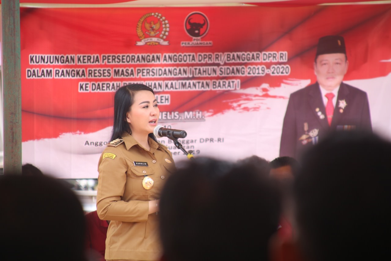 Bupati Landak, Karolin Margret Natasa saat menyampaikan smahutannya di depan masyarakat Desa Jelimpo, Senin (23/12). Foto Humas Pemkab