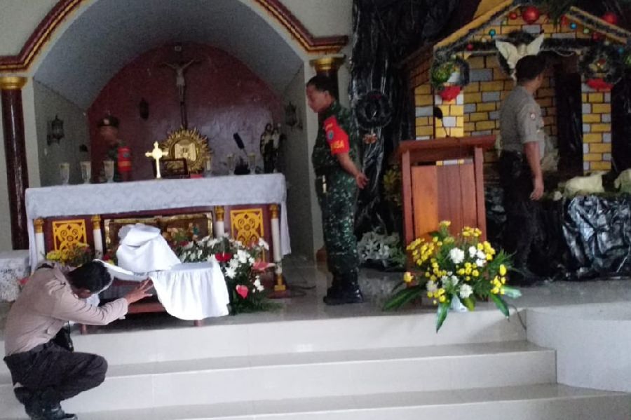 Personel Polsek Mempawah Hulu saat mengecek sejumlah titik di gereja, Selasa (24/12). Foto ISTIMEWA