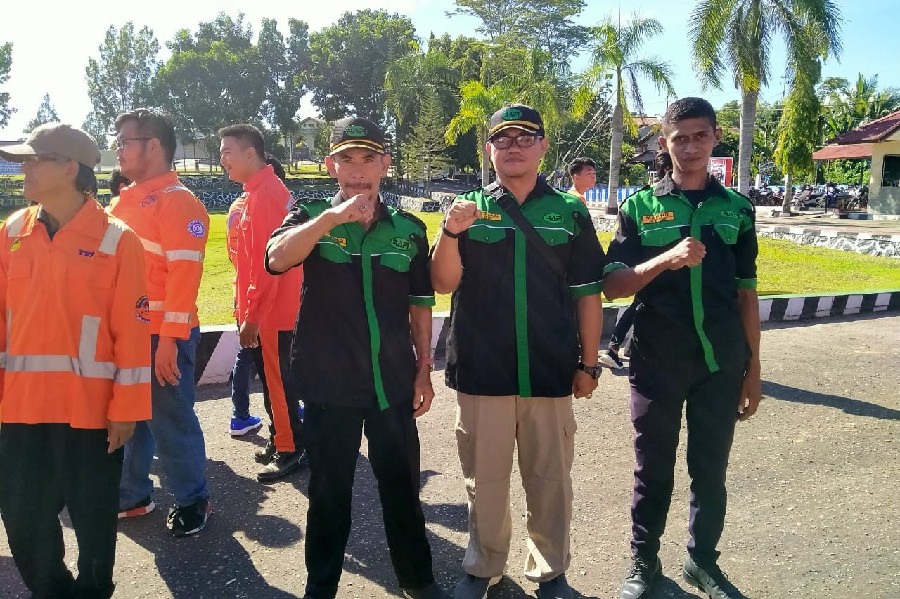 Petugas RAPI Landak bekerja mobil untuk sampai informasi seputar Nataru. Foto ISTIMEWA