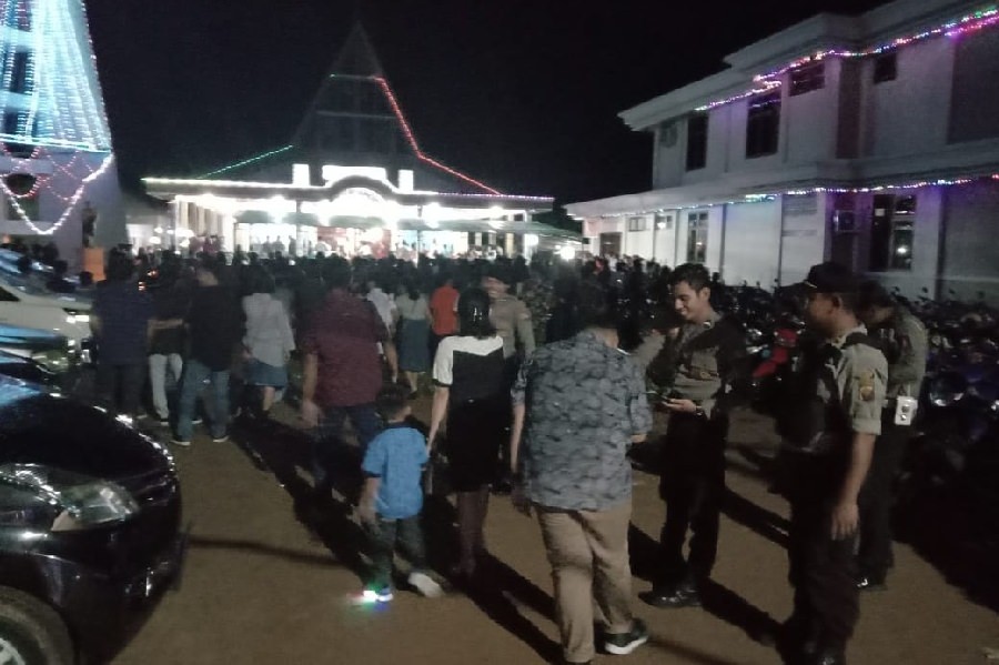 Anggota gabungan TNI-Polri saat mengamankan misa natal di Gereja St. Yusuf Karangan, Selasa (24/12) malam. Foto ISTIMEWA