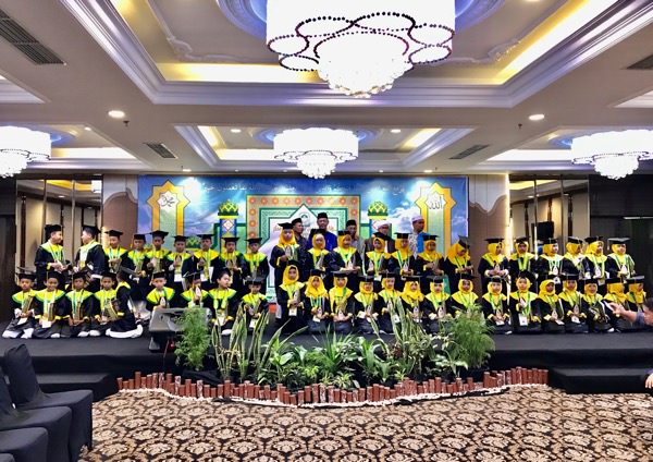 Anak didik TPA Masjid Al-Amiin foto bersaam saat diwisuda di Grand Mahkota Hotel, Sabtu (21/12). Foto : Idil Aqsa Akbary