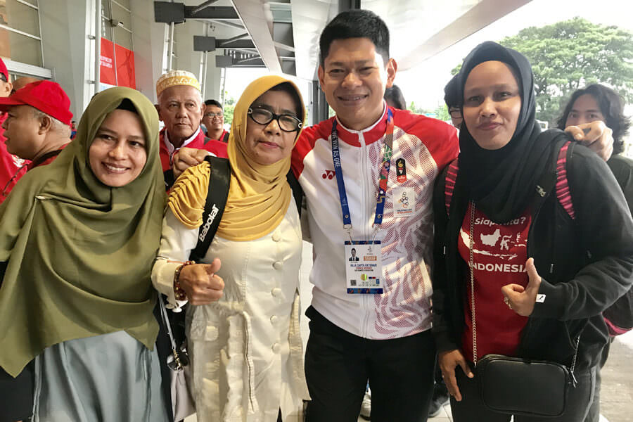 SUPORTER: Presiden NOC Indonesia Raja Sapta Oktohari berfoto bersama tiga perempuan asal Mempawah di World Trade Center Manila. Ketiganya datang untuk mendukung Indonesia di ajang SEA Games.   SHANDO SAFELA/PONTIANAK POST