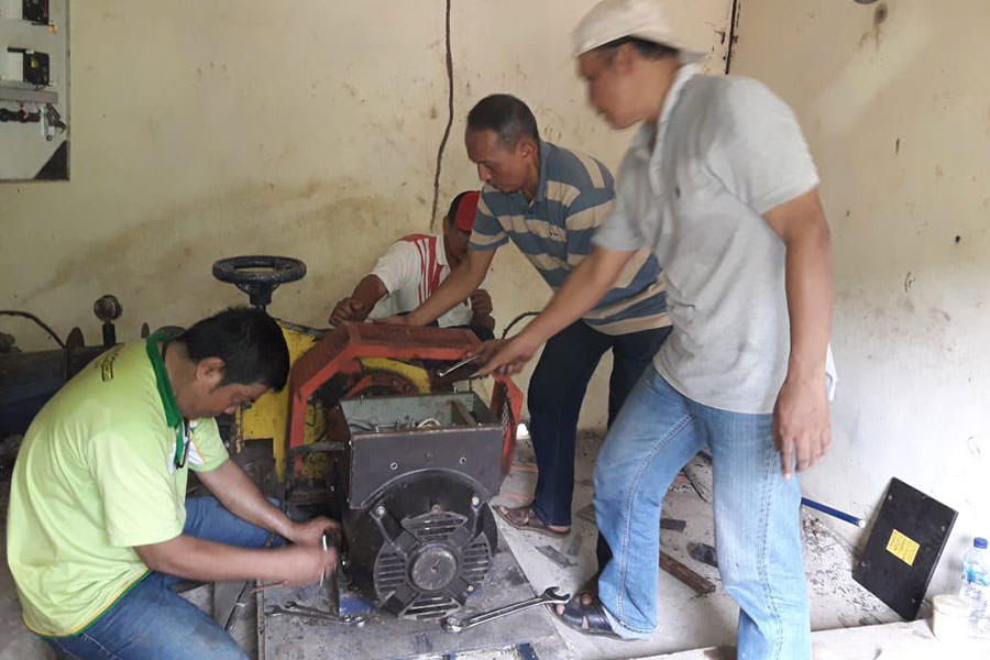 PERBAIKI: Mesin PLTMH yangberhasil diperbaiki mahasiswa Teknik elektro Polnep hingga warga merasa senang, karena desanya terang lagi. MIRZA A MUIN/PONTIANAKPOST