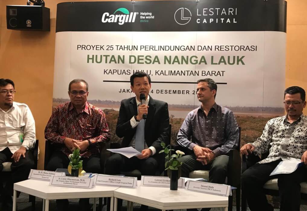 (Kiri ke kanan)  Dr. U. Mamat Rahmat, Kementrian Lingkungan Hidup  dan Kehutanan Republik Indonesia; Ir. Untat Dharmawan, Dinas Kehutanan Provinsi Kalimatan Barat; Richard Low CEO Cargill Tropical Palm; Gabriel Eickhoff CEO Lestari Capital; Rusman,Tokoh M