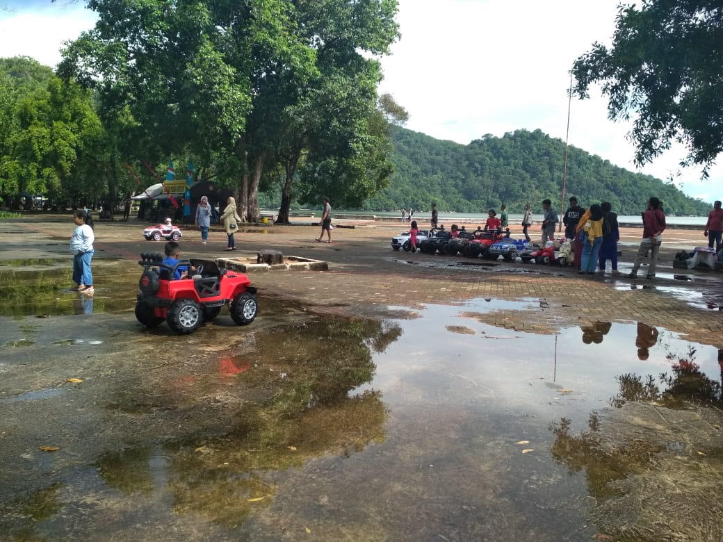 LIBURAN: Pengunjung Pantai Pulau Datok, Sukadana, Kayong Utara. Ketika musim libur natal dan tahun baru masuk pantai dikenakan tiket masuk. DANANG PRASETYO / PONTIANAK POST.