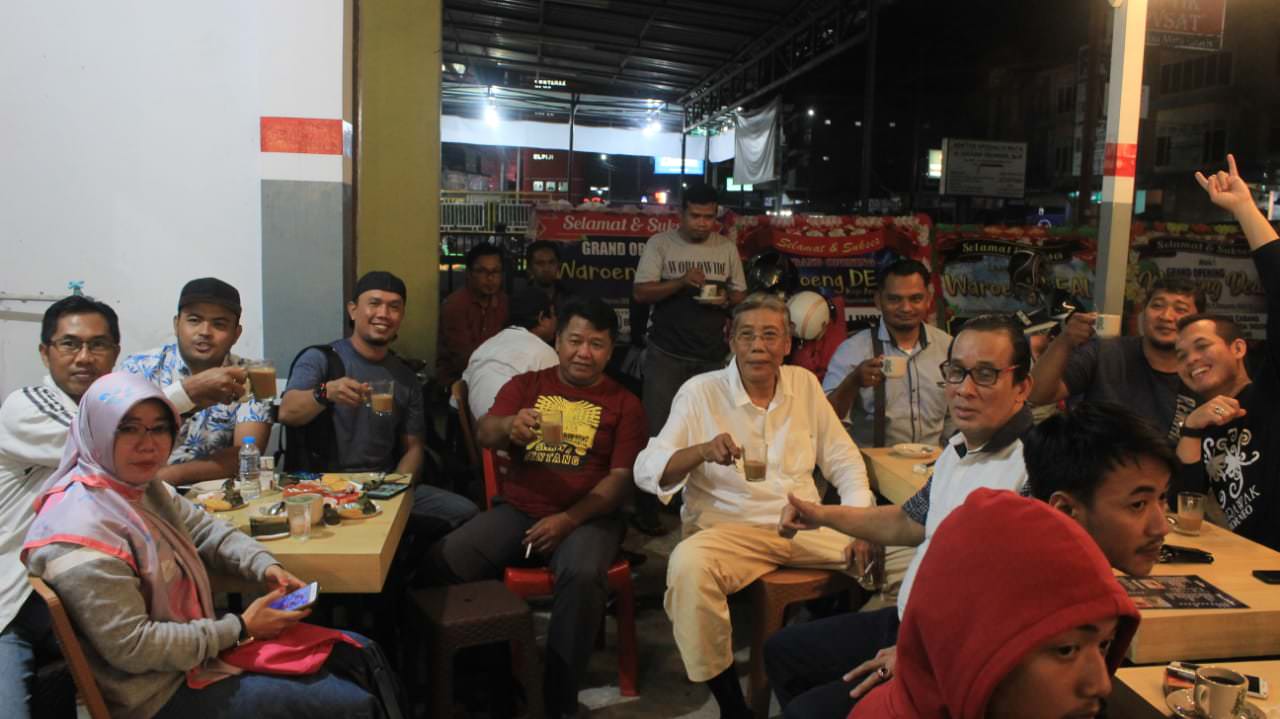 SWAFOTO: Bupati Sintang Jarot Winarno foto bersama ketika bersantai di warung kopi yang berada di Jalan Lintas Melawi Sintang, kemarin malam. ISTIMEWA