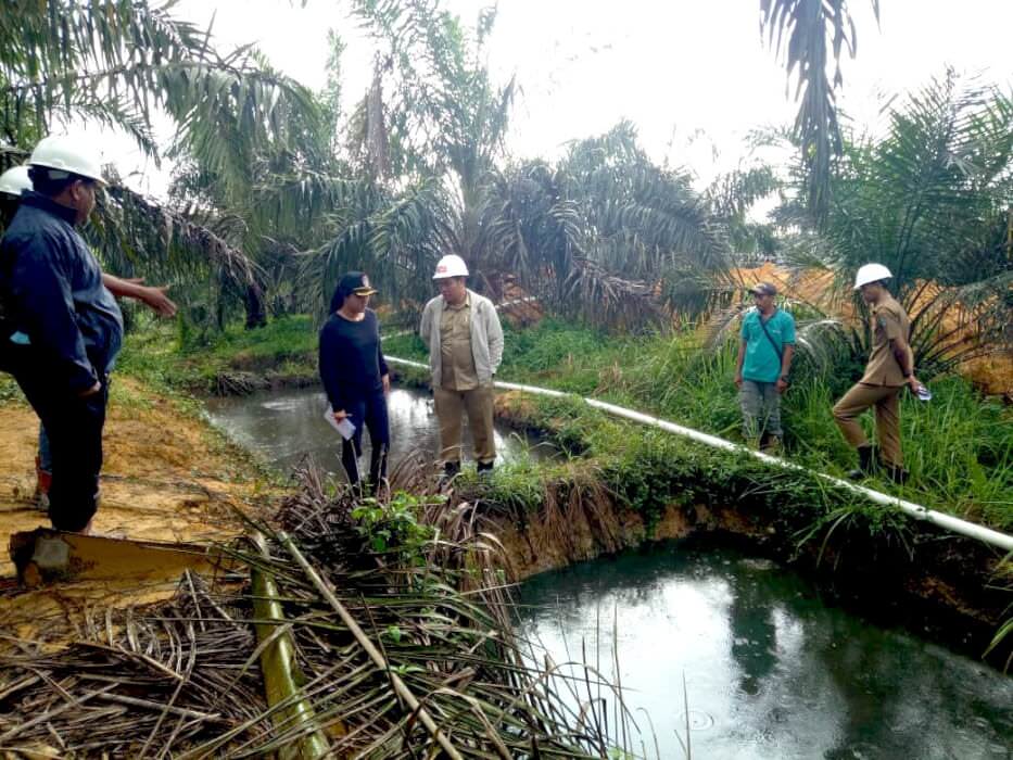 KAJI: Peninjauan yang dilakukan&nbsp; dengan melihat pengolahan limbah sawit di PT Gunung Rijuan Sejahtera di Desa Selutung Kecamatan Mandor, Selasa (10/12). HUMAS PEMKAB