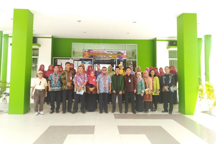 FOTO BERSAMA: Jajaran guru MTsN 2 Pontianak foto bersama tim penilai dan pendamping, jajaran Dinkes Kota Pontianak, dan Kemenag Pontianak, Kamis (12/5) pagi. SITI/PONTIANAK POST