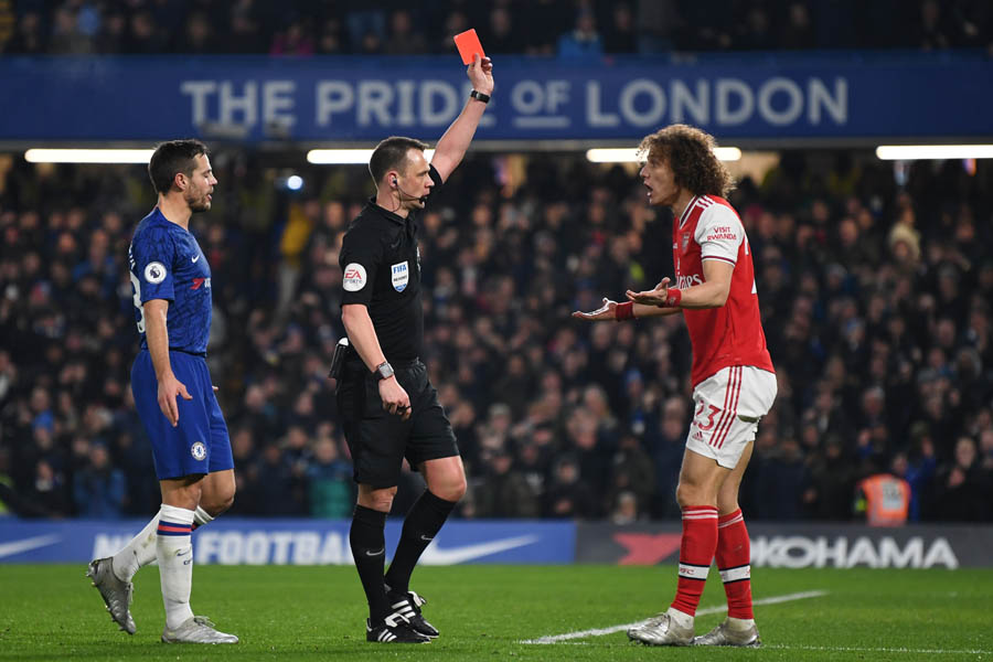 Dikartu Merah : Wasit Stuart Atwell (tengah) mengganjar bek Arsenal David Luiz (kanan) kartu merah dan hadiah penalti karena melakukan pelanggaran terhadap pemain depan Chelsea Tammy Abraham pada lanjutan Liga Premier Inggris di Stamford Bridge, London (2
