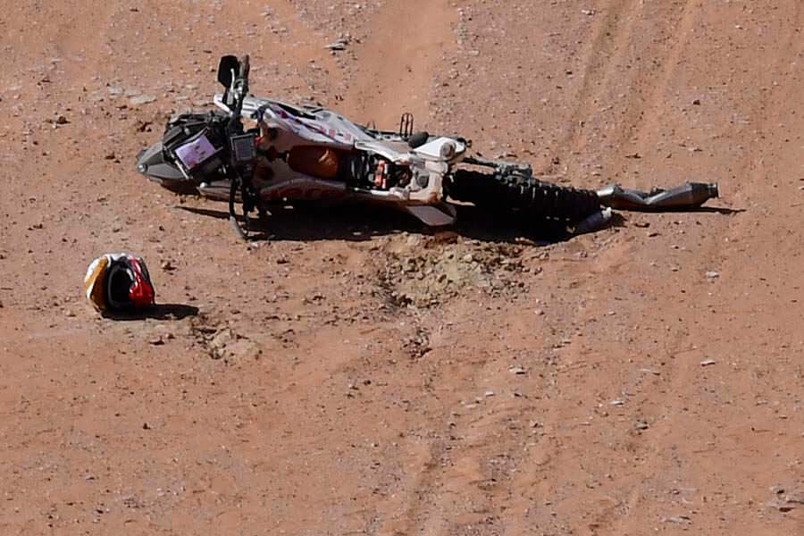 Tewas: Pembalap motor asal Portugal Paulo Goncalves (tengah) mendapat pertolongan dari tenaga medis setelah mengalami kecelakaan fatal di etape ke 7 Reli Dakar 2020 (12/1). Pembalap berusia 40 tahun ini tewas di kilometer ke-276 saat melintas dari Riyadh