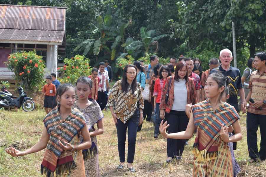 DISAMBUT: Kedatangan Sekda Sintang di Desa Semuntai, Kecamatan Sepauk disambut dengan tarian adat. HUMAS PEMKAB FOR PONTIANAK POST