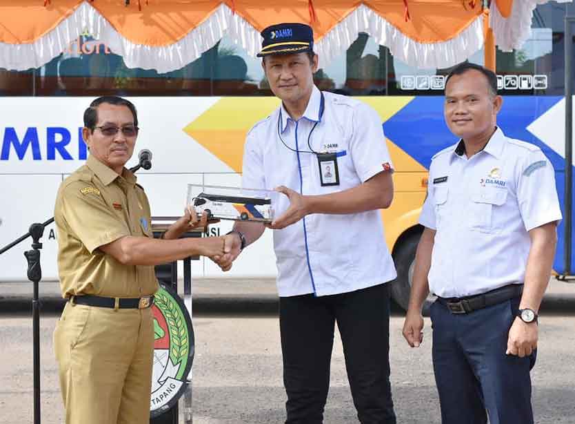 RESMI BEROPERASI: Plh Sekda Ketapang, Heronimus Tanam, menerima miniatur Bus Damri usai meresmikan trayek Bus Damri rute Ketapang – Pontianak dan sebaliknya, kemarin (28/1) di Pendopo Bupati. HUMASKAB FOR PONTIANAK POST