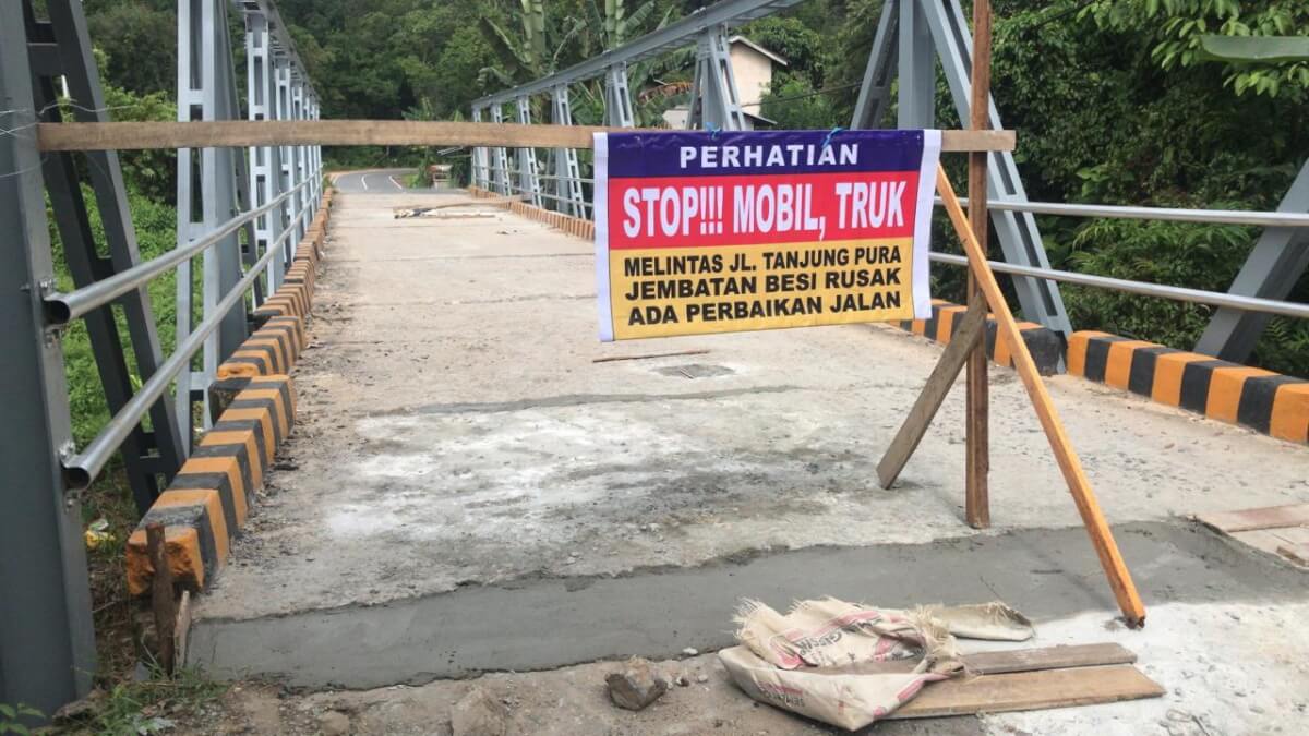DILARANG MELINTAS: Perbaikan jembatan penghubung antara Ketapang dengan Kayong Utara untuk kendaraan roda empat belum bisa dipergunakan. ISTIMEWA