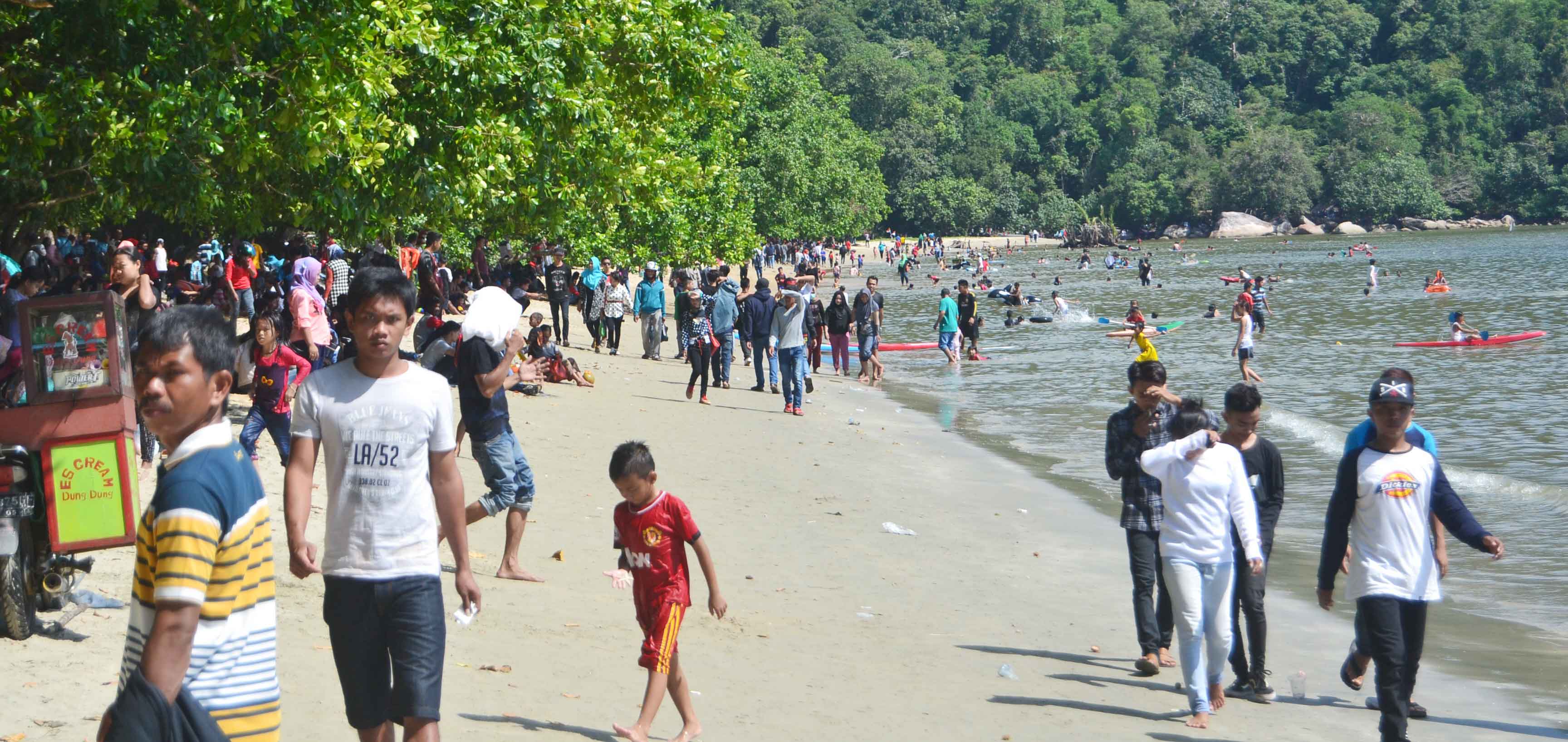 WISATA ANDALAN: Salah salah satu bukti jika pada hari libur lokasi wisata andalan Kayong Utara, Pantai Pulau Datok Sukadana dilirik wisatawan, di mana pada hari libur jumlah pengunjungnya membeludak. DANANG PRASETYO/PONTIANAK POST