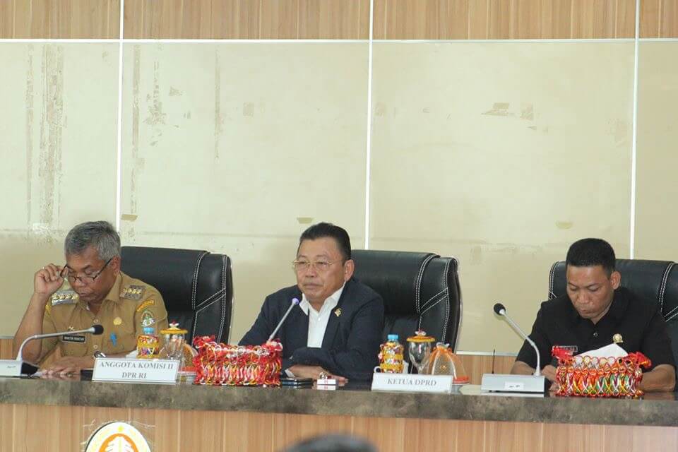 KUNKER: Anggota DPR RI, Cornelis, saat melakukan kunjungan kerja sekaligus reses di Kabupaten Ketapang, kemarin (6/1).