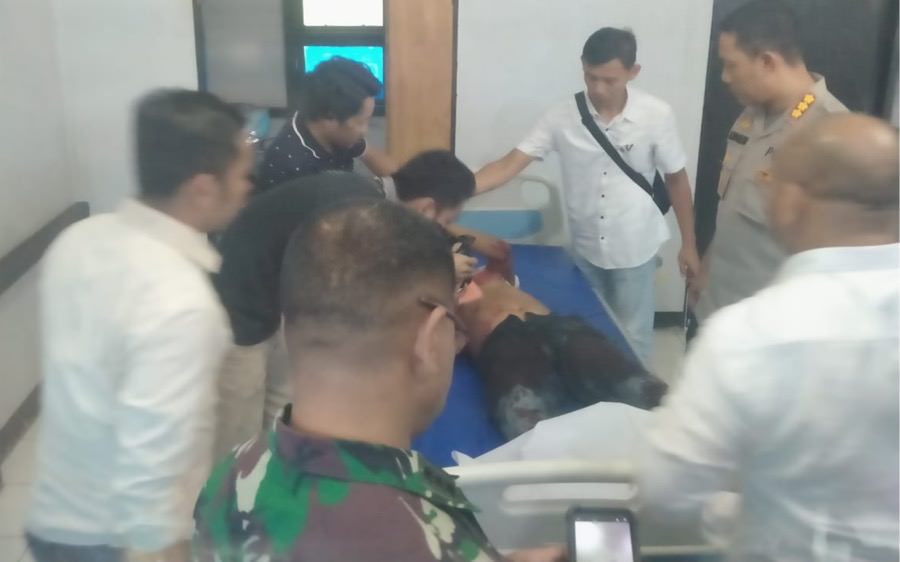 Korban tewas akibat penusukan menjalani visum. foto Adong Eko